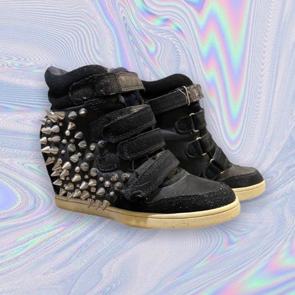 4/$20⚡️ ALDO | SILVER STUDDED SNEAKER WEDGES
